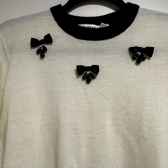 Women’s Small Cream Pullover Sweater w/ Black Bows & Jeweled Appliqué. - Picture 10 of 10
